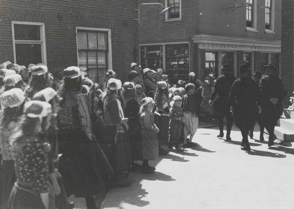 Groep Markers in streekdracht, 1943