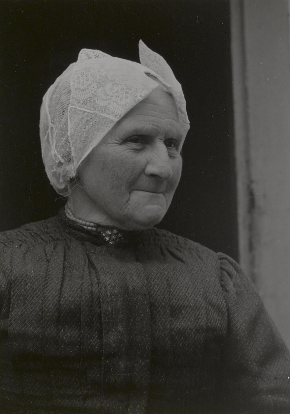Antje Dorresteijn-Kuijer in streekdracht uit Soest, 1952
