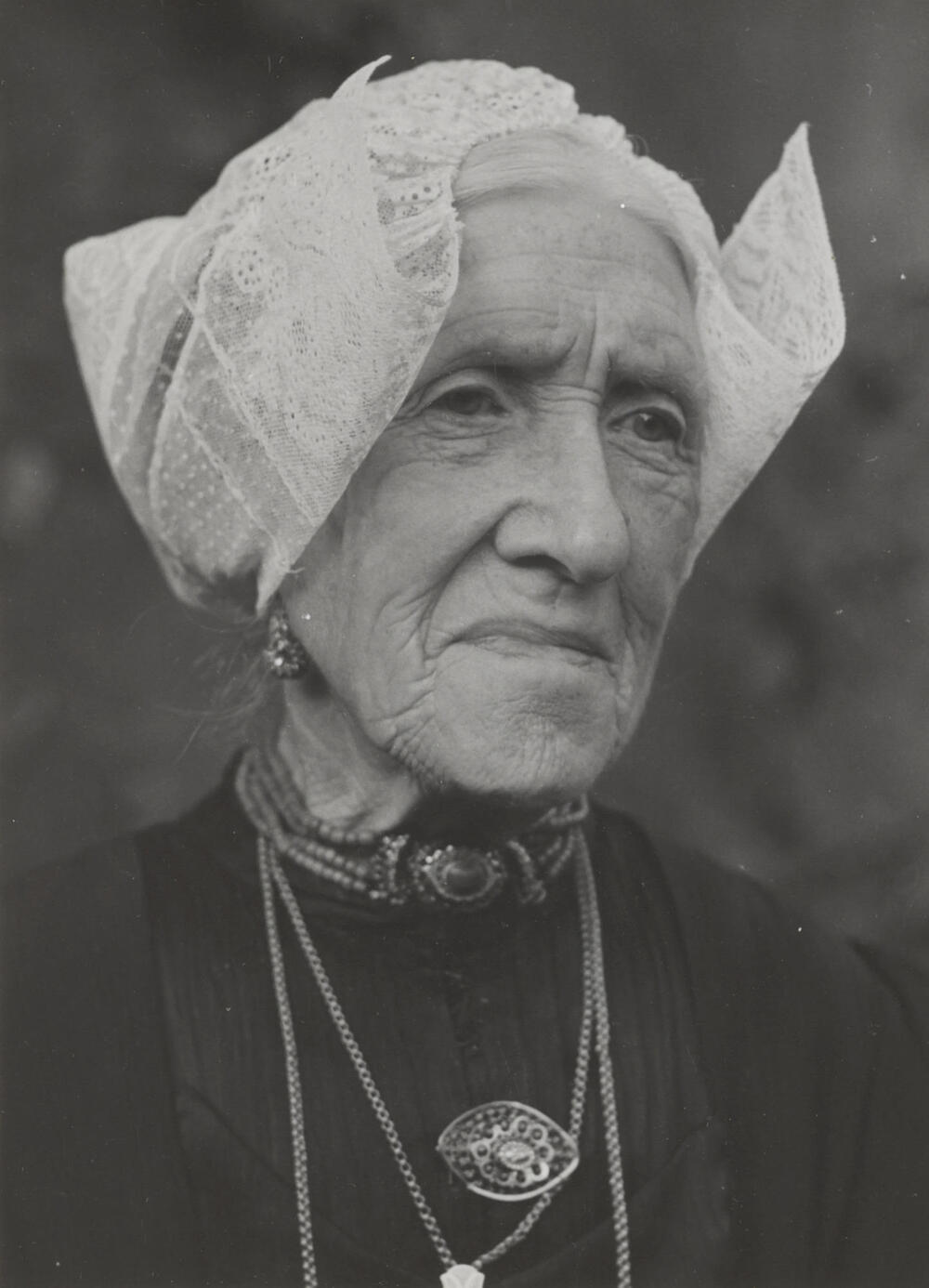 Mevrouw De Boer uit Laren in streekdracht, 1952