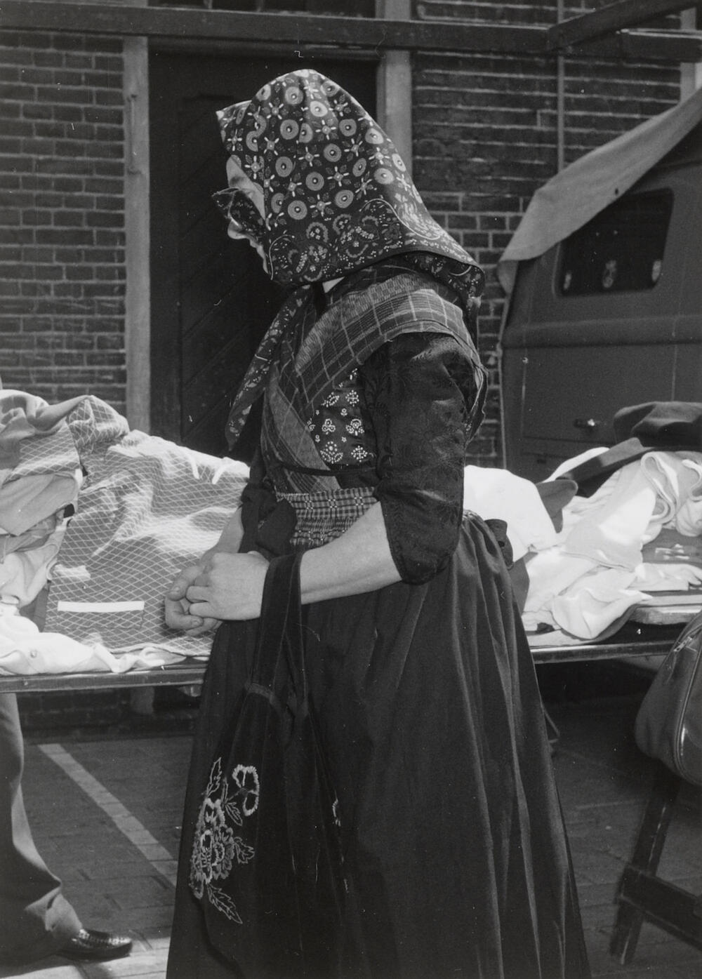 Mevrouw Konterman uit Rouveen op de markt, Meppel, 1960