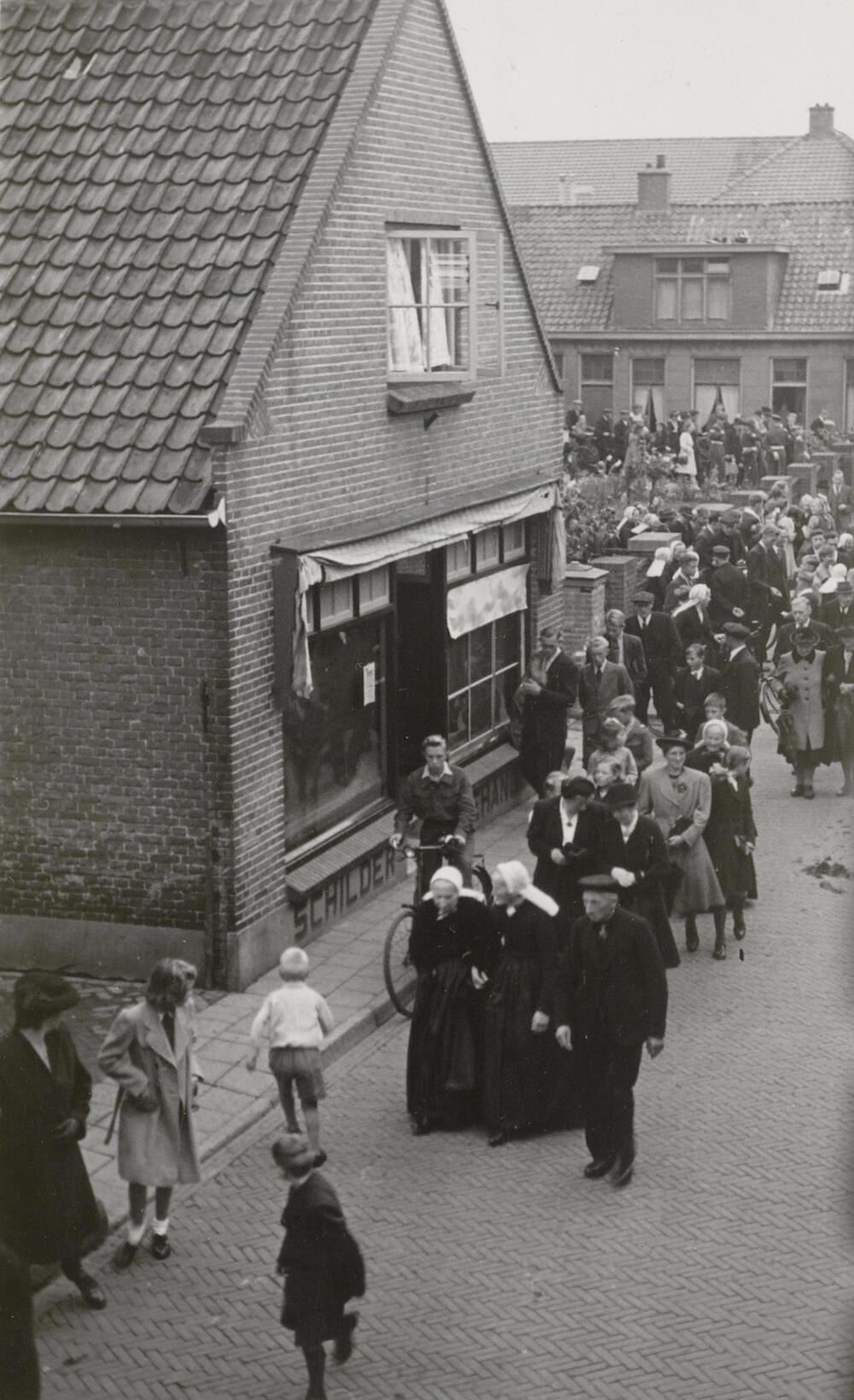 Uitgaan van de kerk, Ommen, 1946