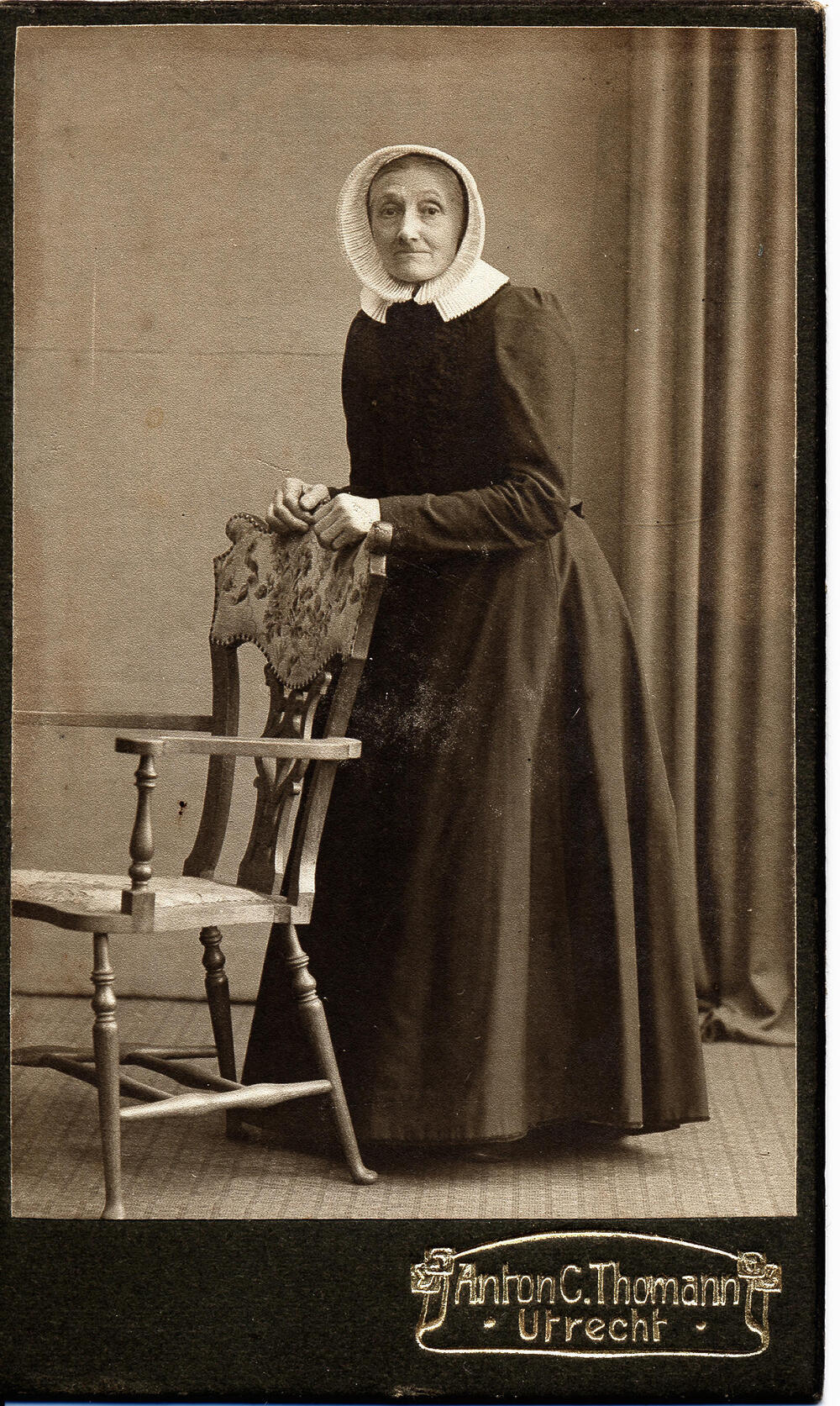 Vrouw in dracht uit Vijfheerenlanden of Alblasserwaard, circa 1913