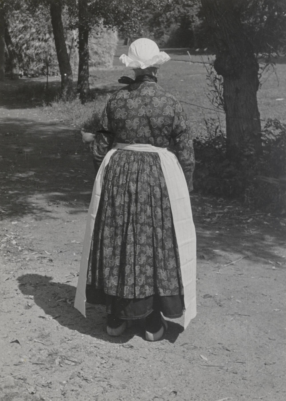 Daatje Post uit Vriezenveen in Sallandse dracht, 1947