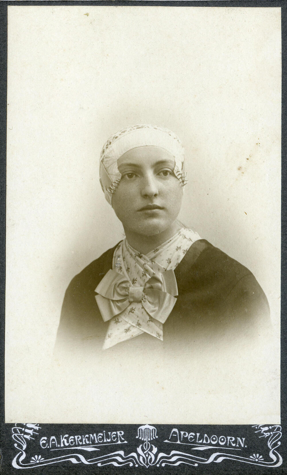 Vrouw in streekdracht van de Noordwest-Veluwe