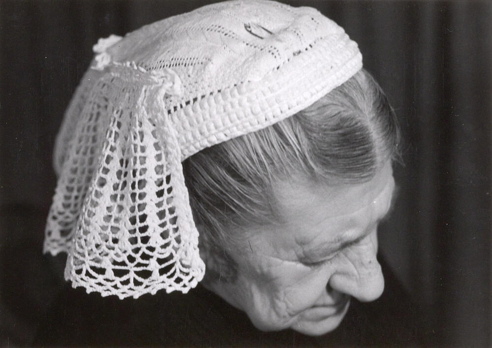 Weduwe Wasdorp uit Stavenisse in Thoolse dracht, 1955