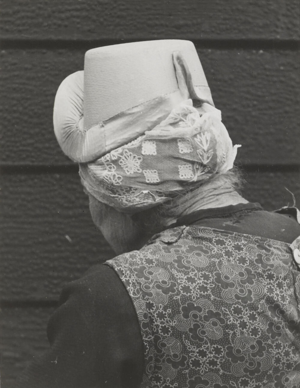 Vrouw in daagse dracht, Assendelft, 1947