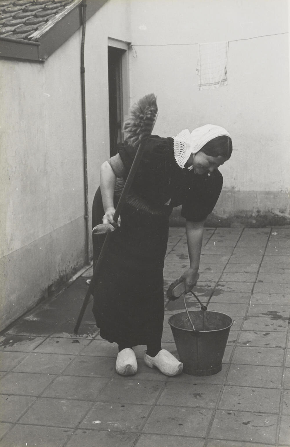 Vrouw in streekdracht, Huizen, 1945