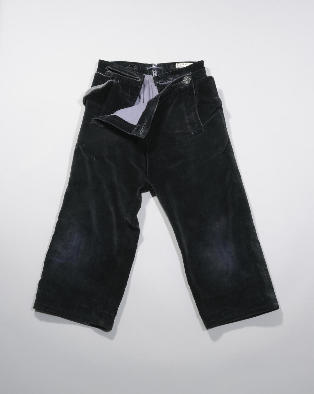 Zwart fluwelen jongensbroek, behorend bij katholieke dracht van Zuid-Beveland, voor 1951