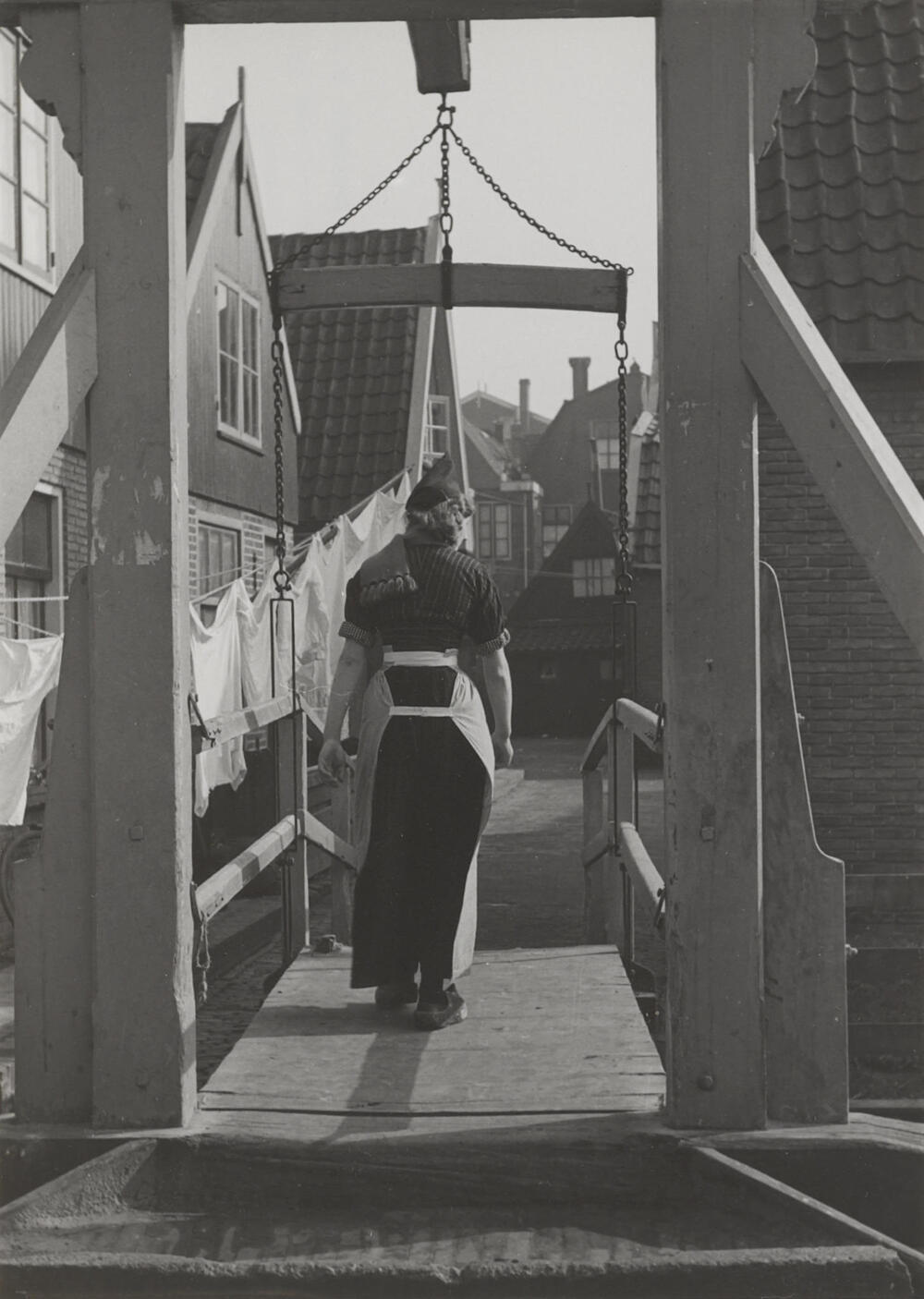 Meisje in Volendammer dracht, 1951