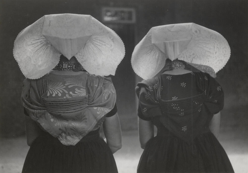 Twee vrouwen in protestantse Zuid-Bevelandse streekdracht, 1949