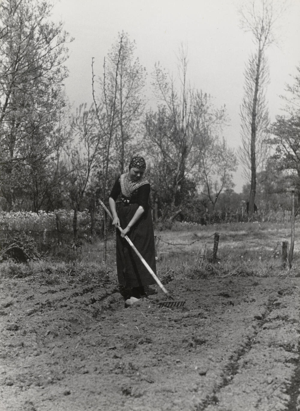 Beertje Veijer in werkdracht, Rouveen, 1944