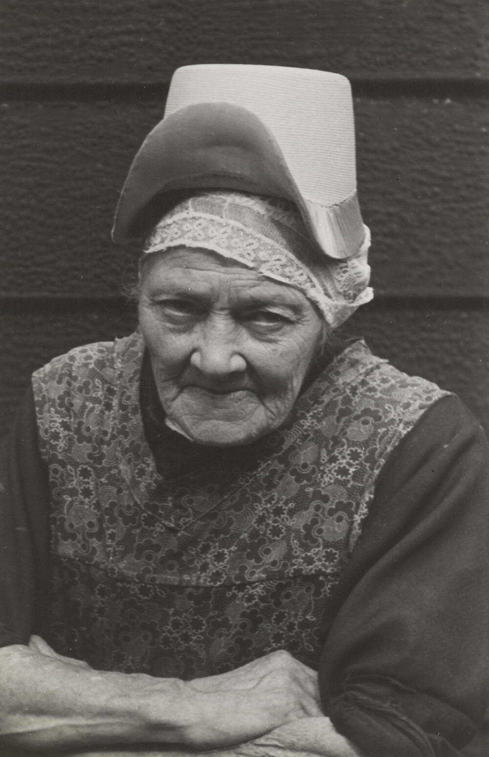 Vrouw in daagse dracht, Assendelft, 1947