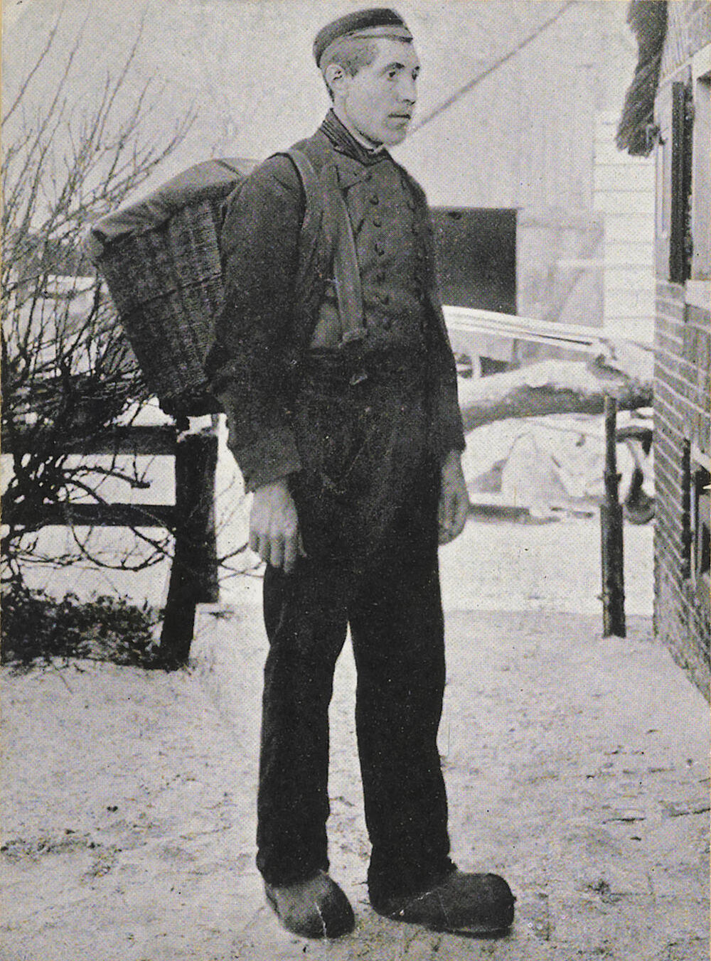 Jan Bloemert in Staphorster dracht, met botermand