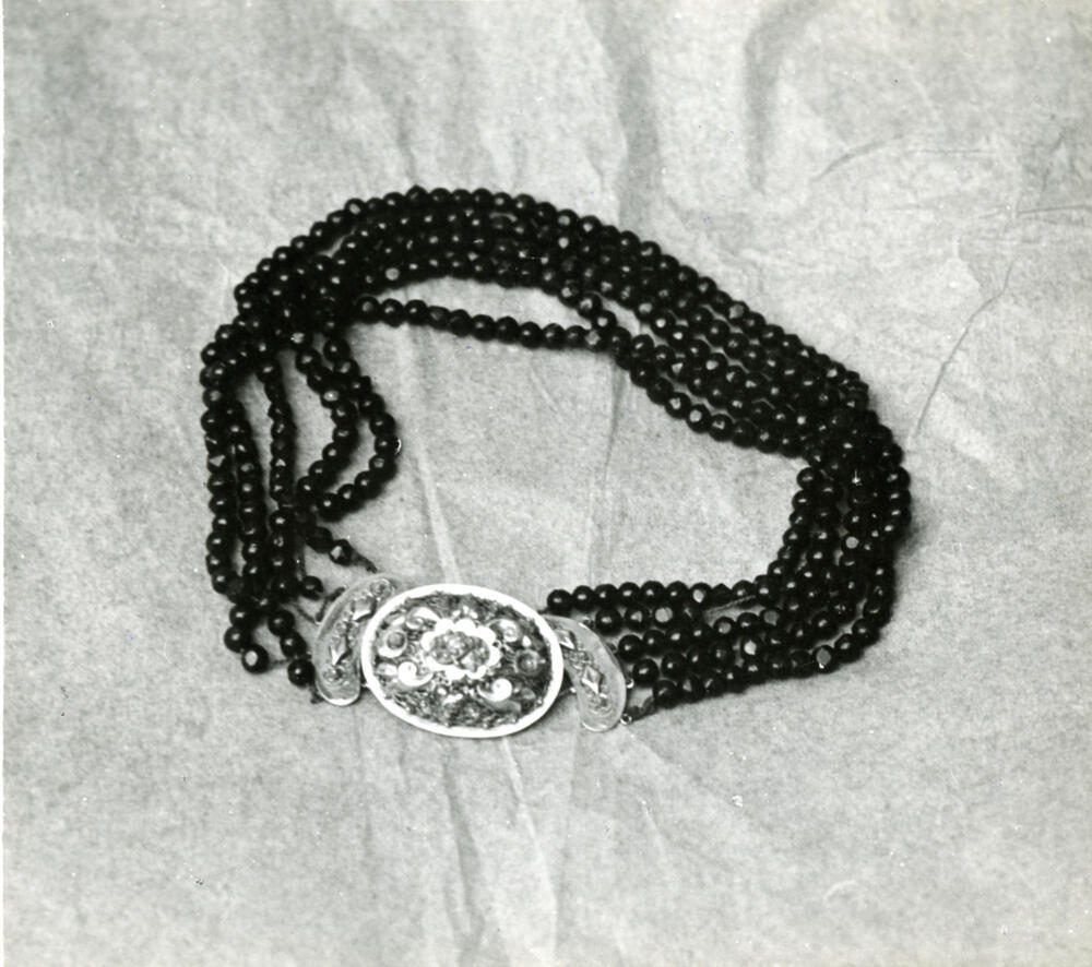 Halssnoer, Huizen, 1945