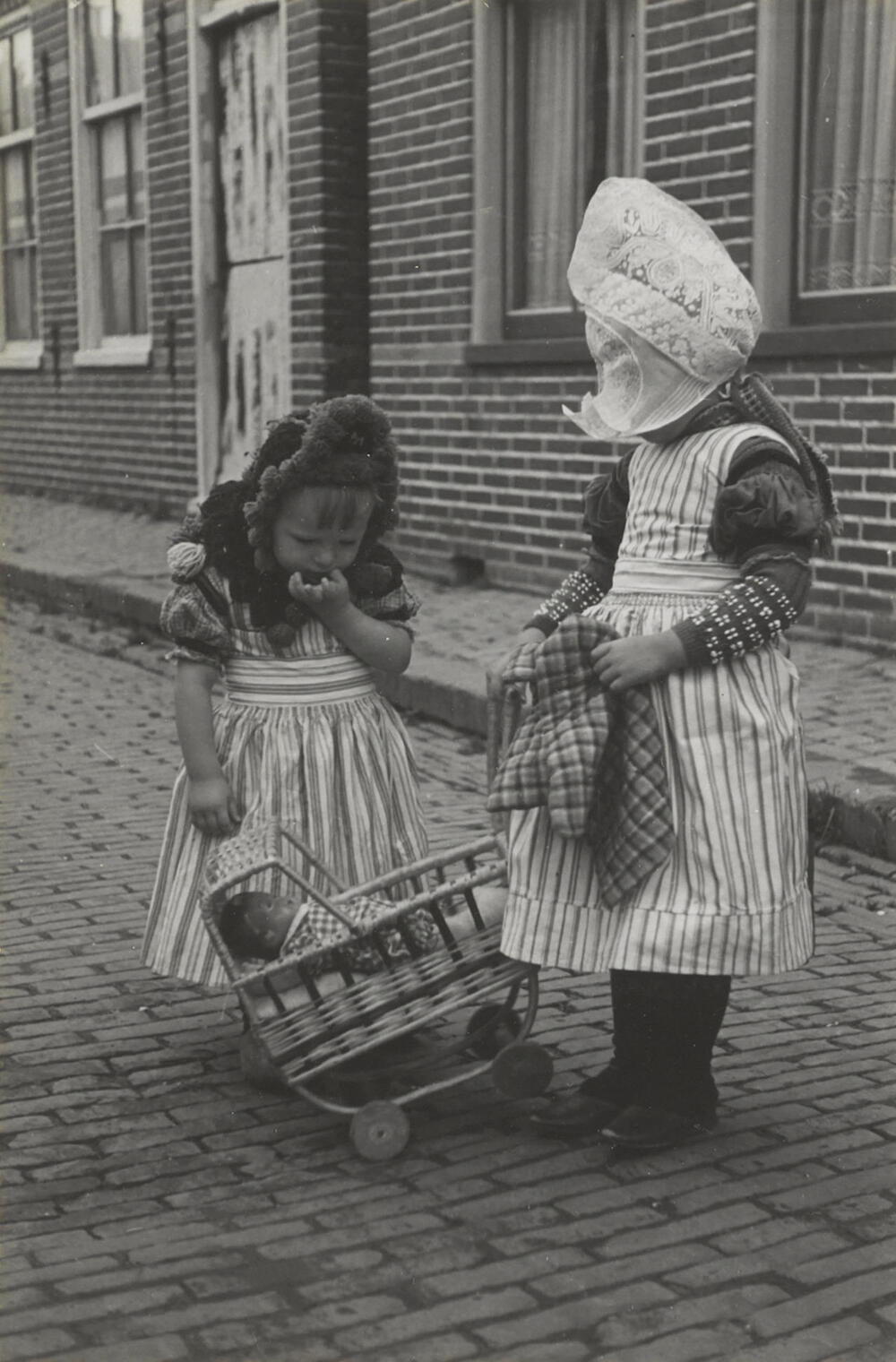 Meisjes in Volendammer streekdracht, 1946
