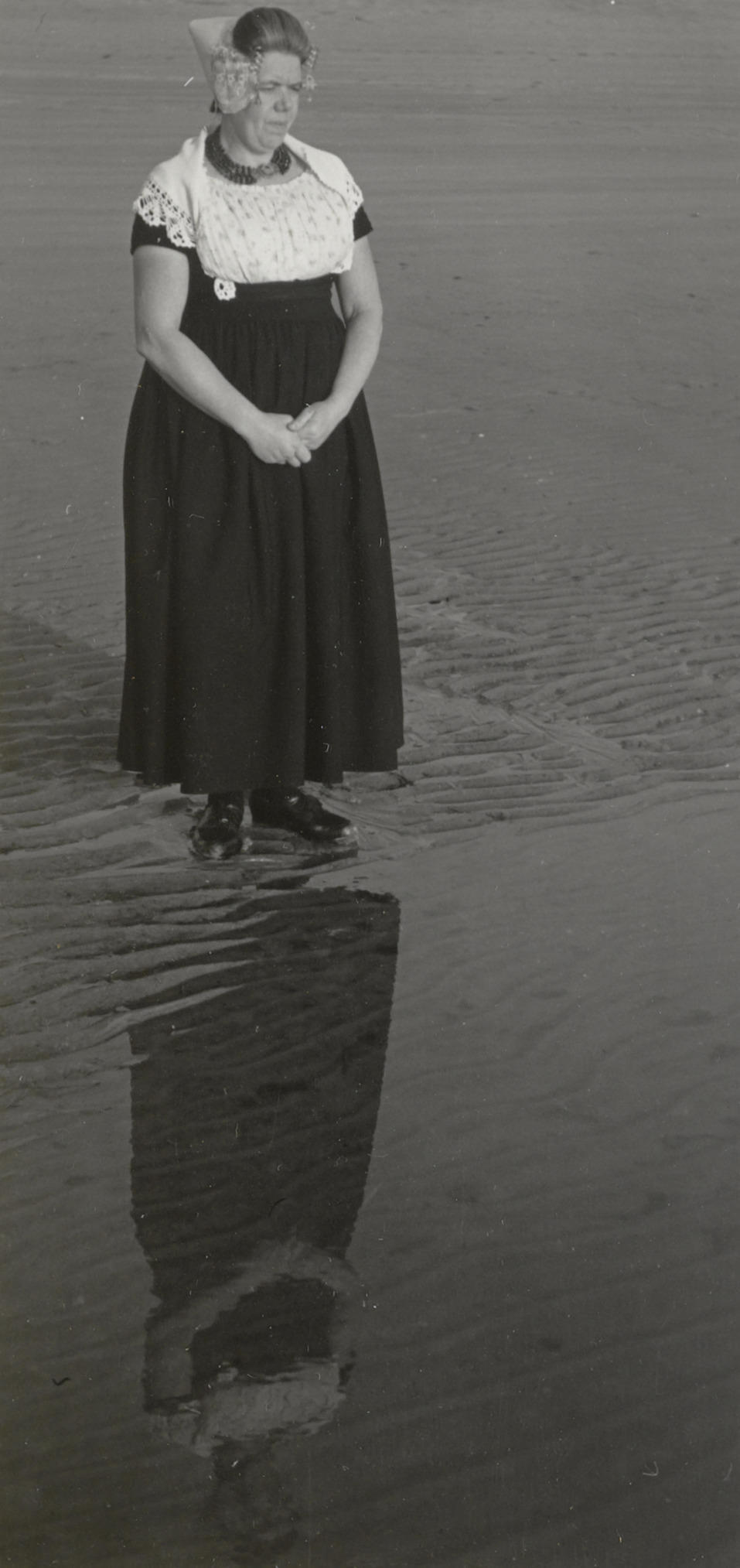 Martina de Vos uit Westkapelle in Walcherse dracht, 1950