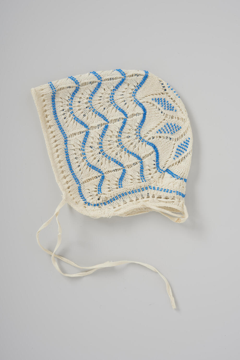 Mutsje met ingebreide kraaltjes, West-Friesland, 1800–1900