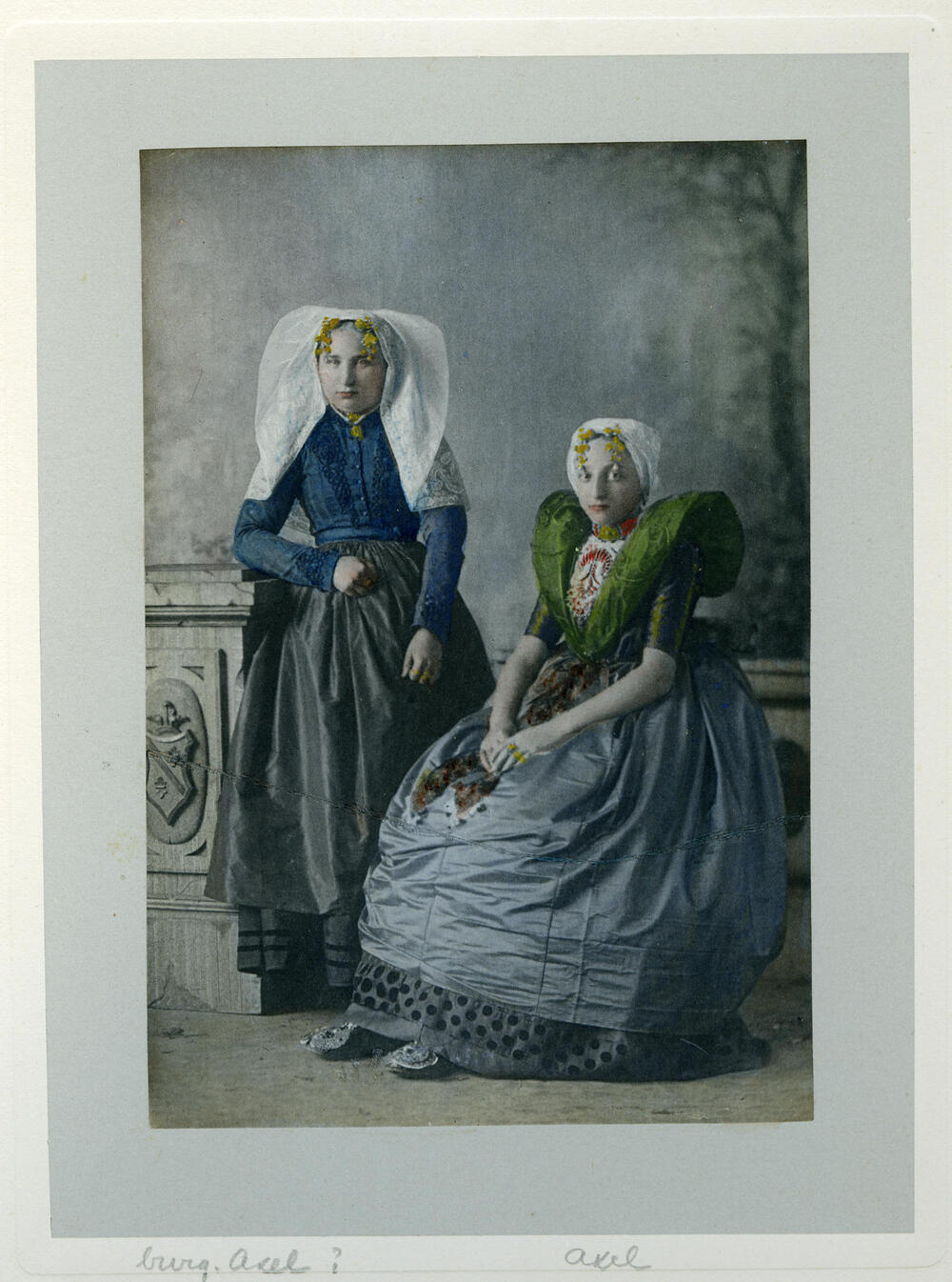 Twee meisjes in Axelse dracht, 1894