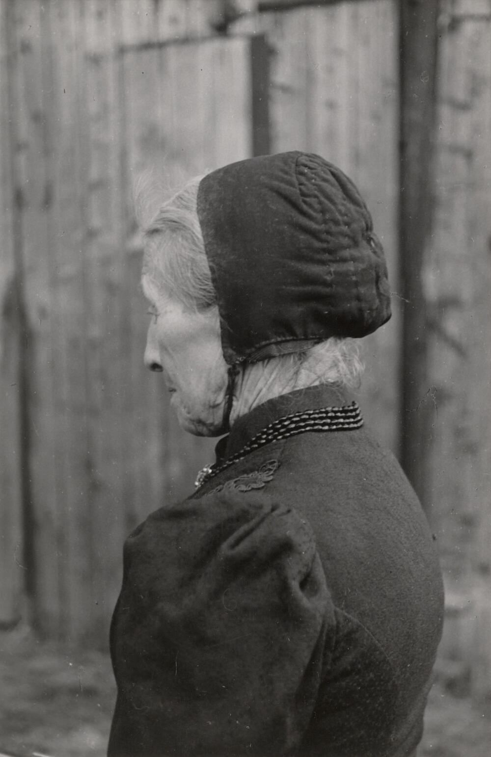 Mevrouw Simmelink uit Kotten in ondermuts, 1946