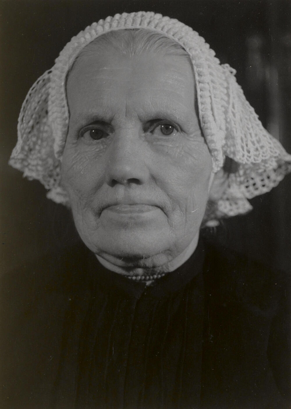 Mevrouw Keur uit Scherpenisse in Thoolse dracht, 1955
