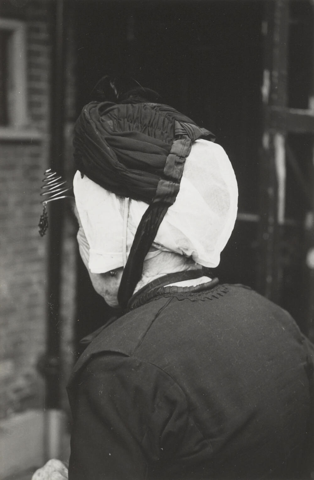 Maria van der Zwan-Moerman in Vlaardingse dracht, 1950