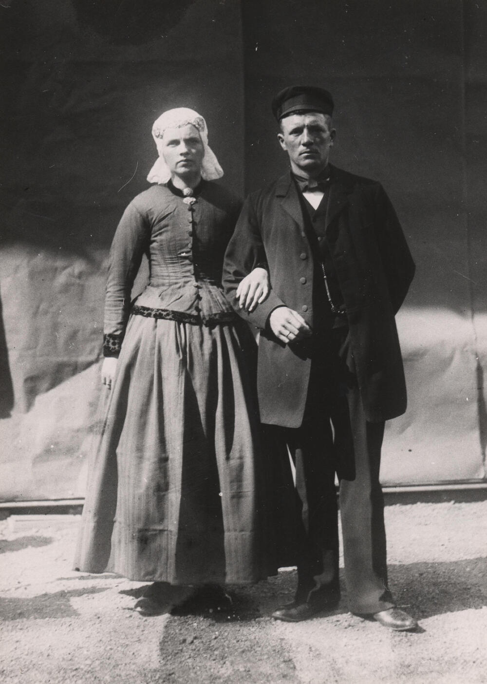 Vrouw en man in Drentse streekdracht uit Noordbarge, 1913