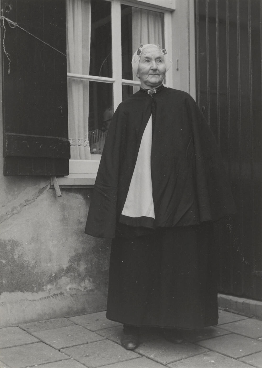 Dirkje van der Wiel-Hazenoot in zondagse dracht, Noordwijk aan Zee, 1955