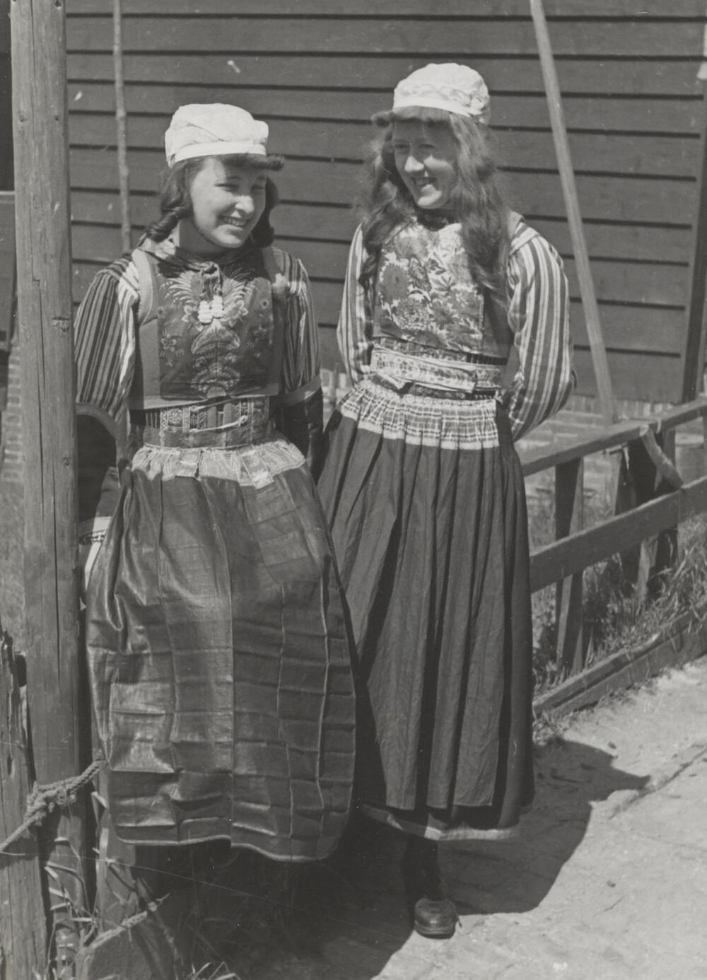 Twee vrouwen in Marker streekdracht, 1944