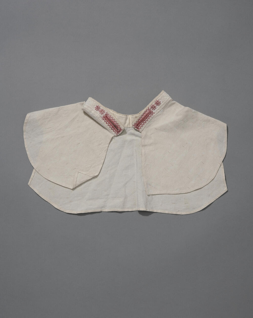 'Halsje' of geborduurde halsboord, Marken, 1950