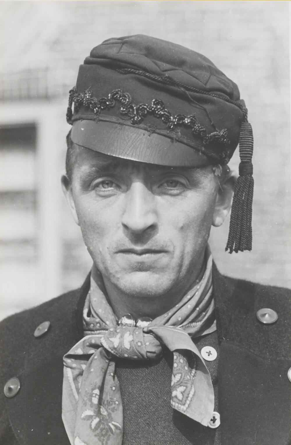 Man verkleed in streekdracht, Huizen, 1945