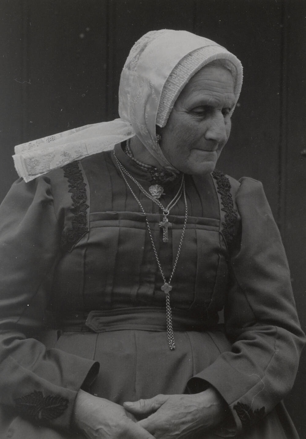 Antje Dorresteijn-Kuijer in streekdracht uit Soest, 1952