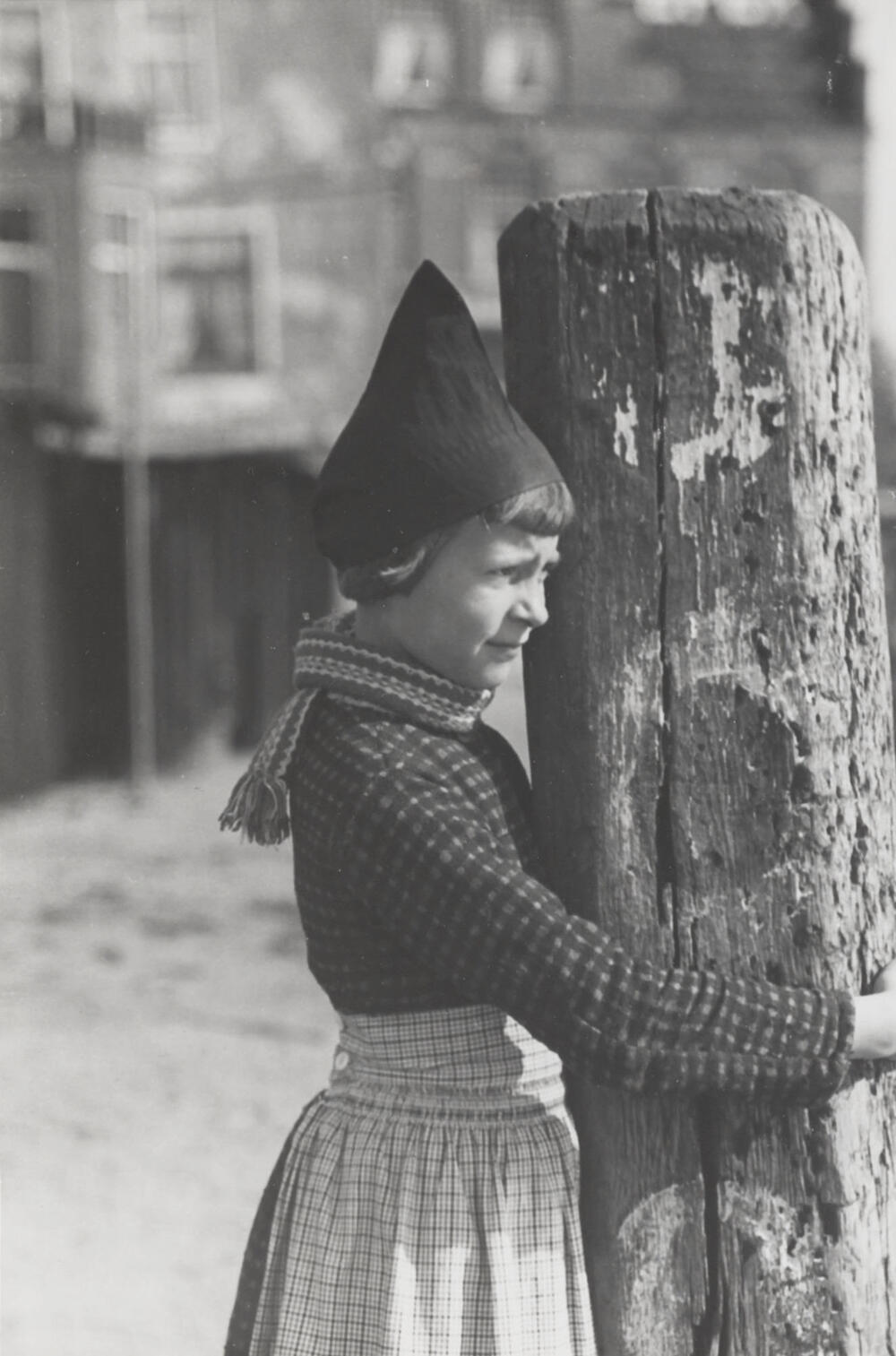Meisje in Volendammer streekdracht, 1946