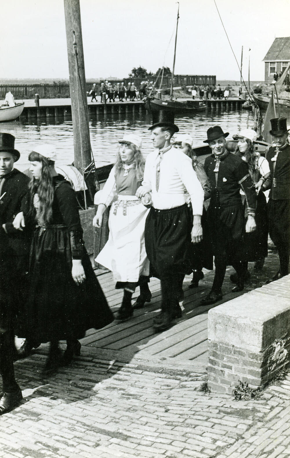 Optocht tijdens Koniginnedagfeest op Marken, 1945