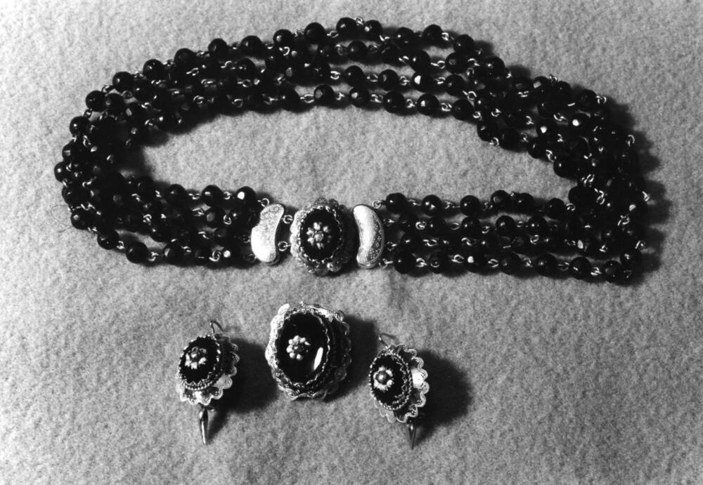 Oorbellen, broche en halssnoer, gedragen op Tholen, 1955
