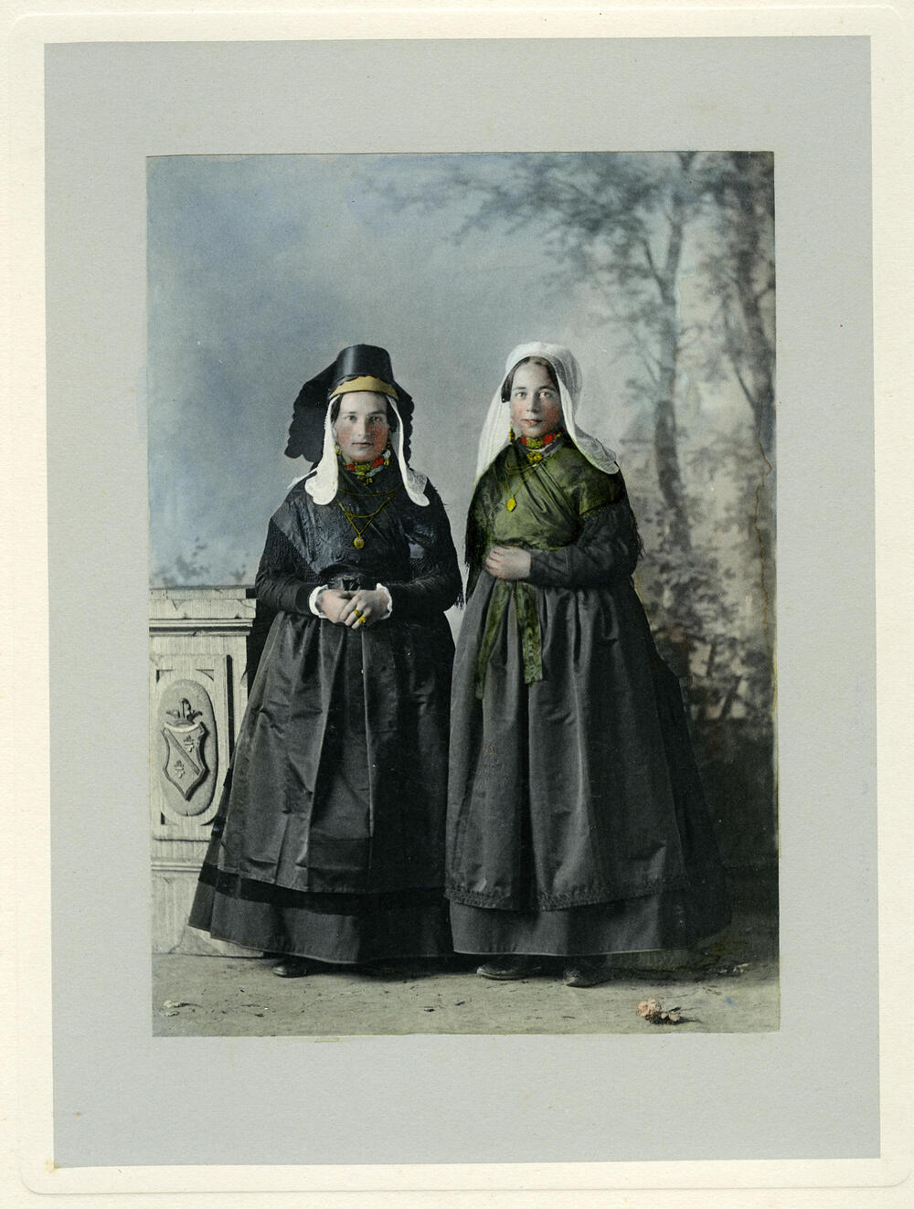 Twee meisjes uit Hontenisse in Hulster dracht, 1894