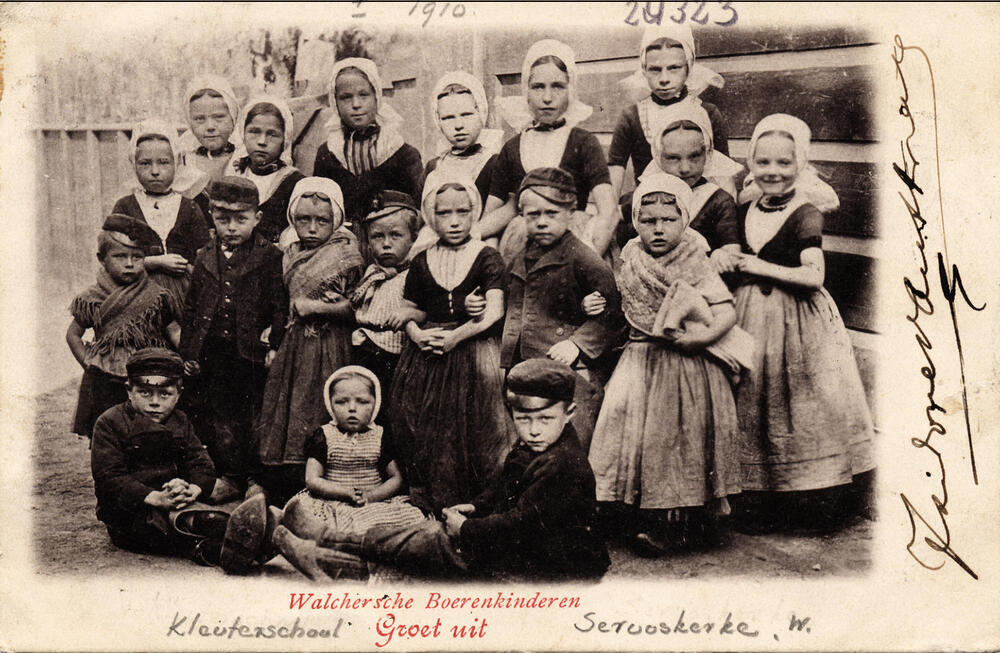 Jongens en meisjes uit Serooskerke in Walcherse dracht, circa 1910
