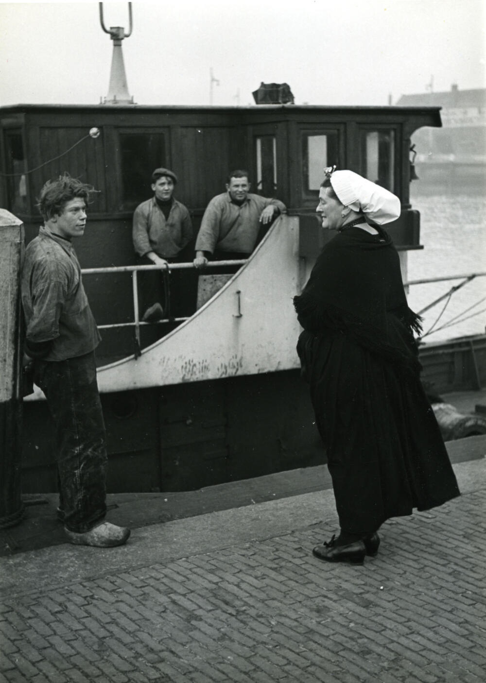 Vrouw in Scheveningse dracht, 1951