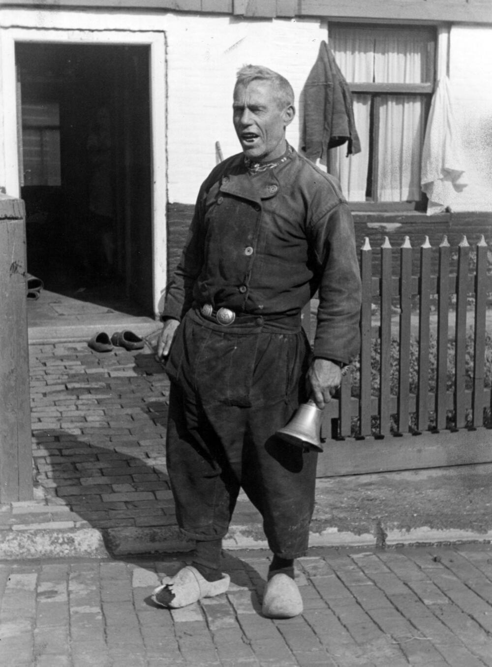 Omroeper Post met bel, Urk, 1943