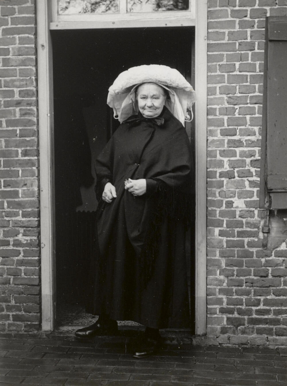 Vrouw uit Oirschot in rouwdracht, 1950