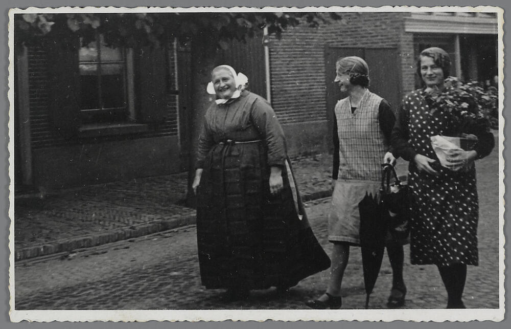 Mevrouw Baan met haar dochters Diene en Hanne, Rijssen, circa 1932