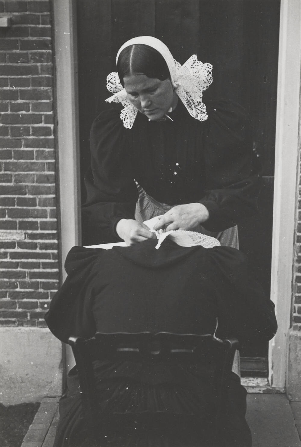 Opzetten van de oorijzermuts, Huizen, 1945