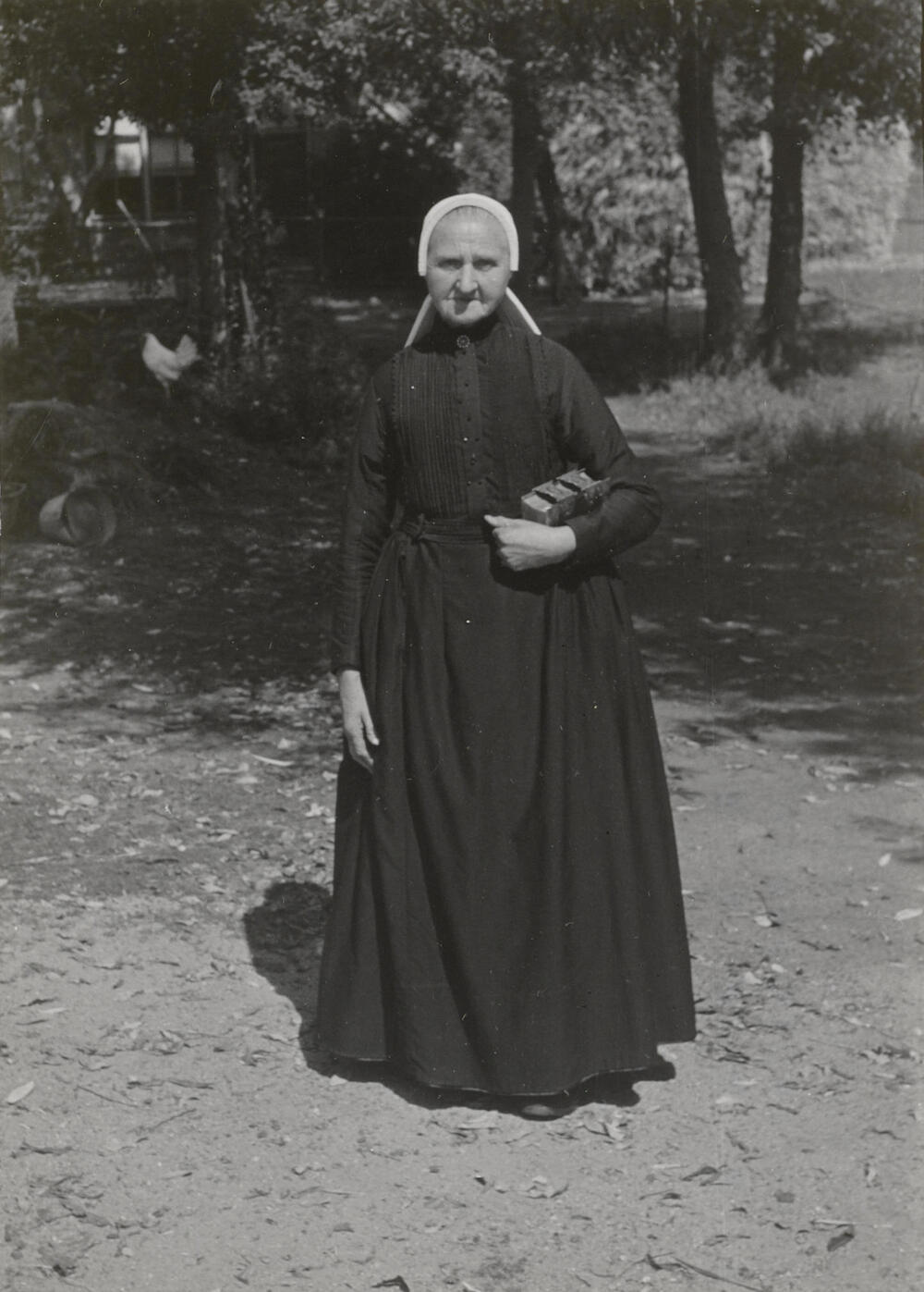 Daatje Post uit Vriezenveen in Sallandse dracht, 1947