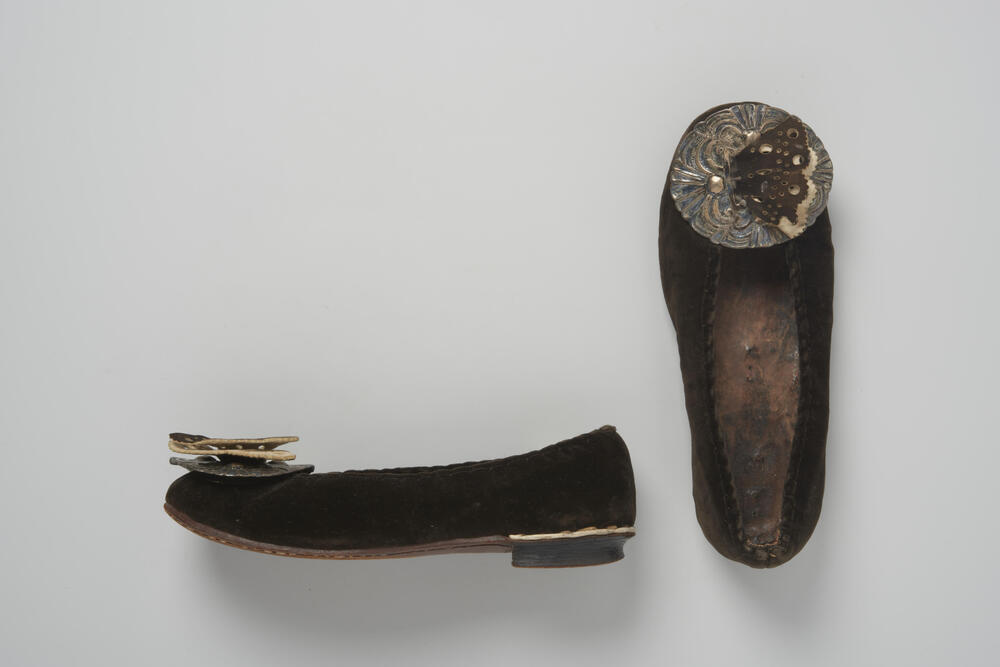 Paar vrouwenschoenen, Walcheren, 1848