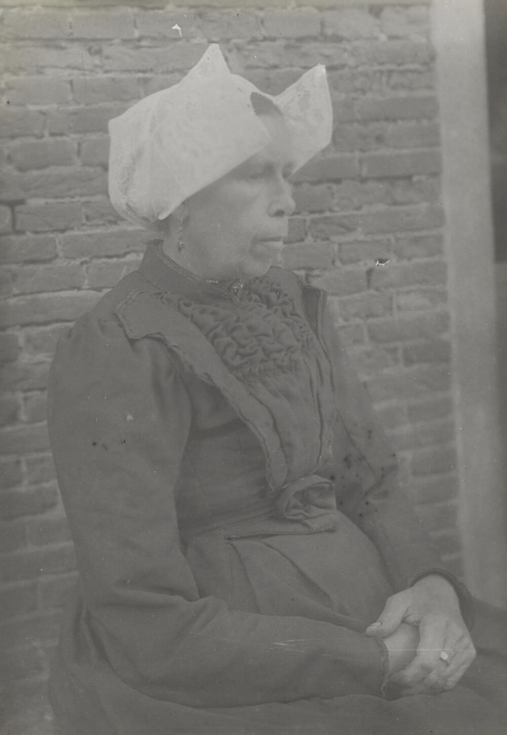 Vrouw met 'ronde muts' uit Laren, 1913