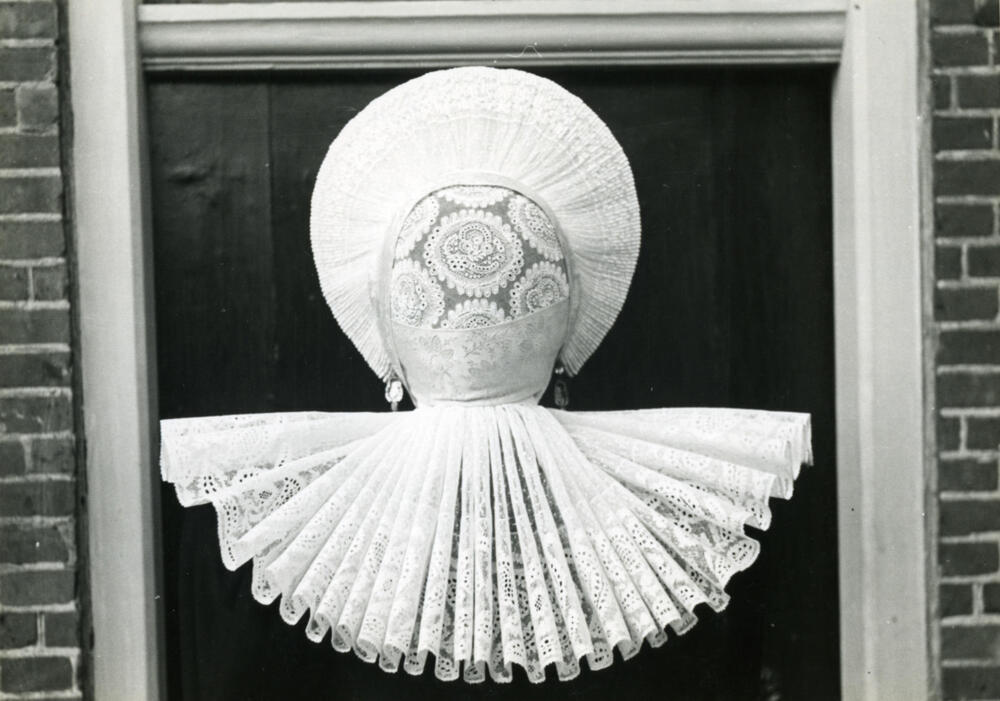 Vrouw in streekdracht, Huizen, 1945