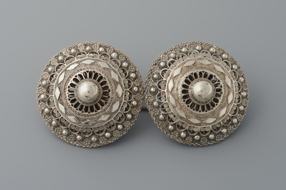 Paar zilveren broekstukken, Zuid-Beveland, 1909