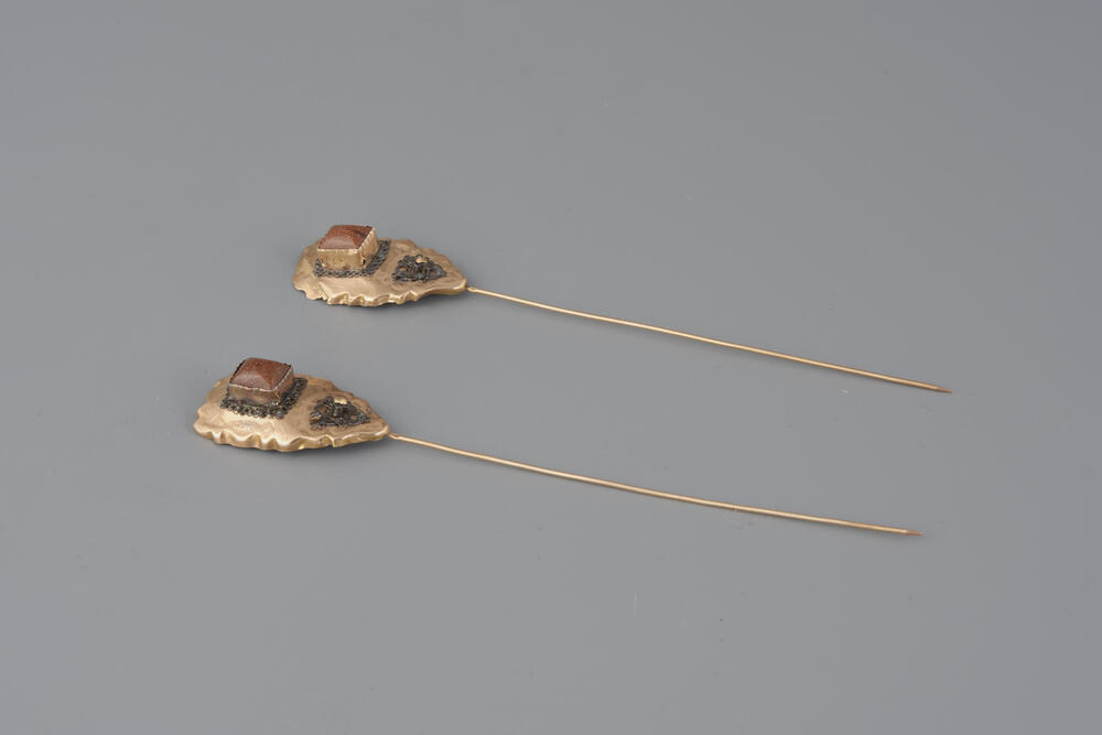 Paar gouden kapspelden, Noord-Holland, circa 1870