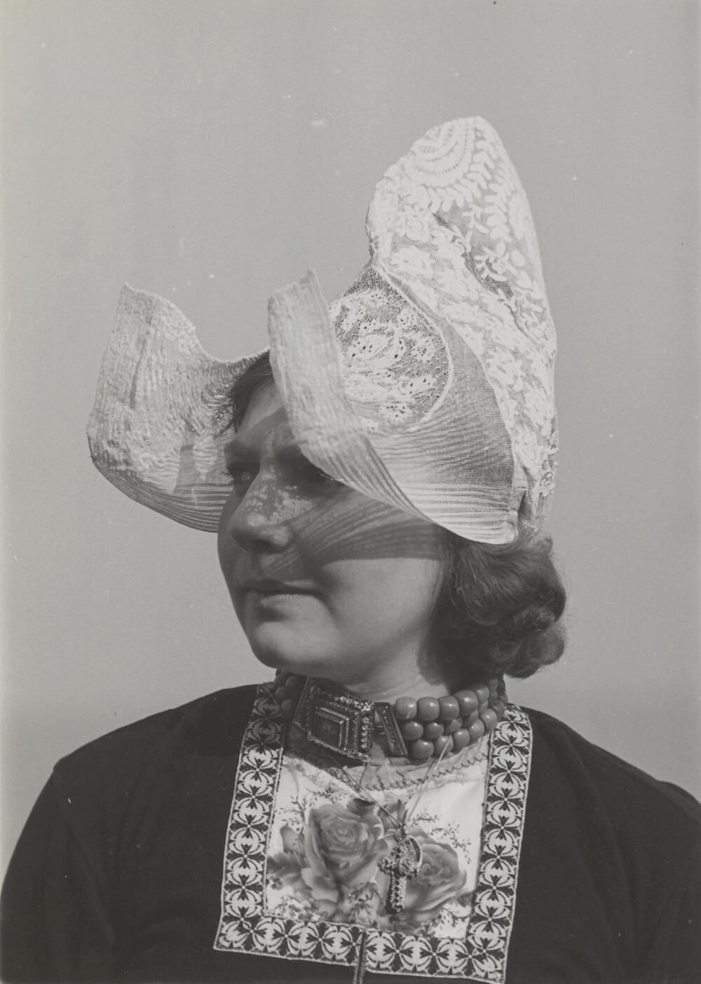 Meisje in Volendammer dracht, 1951