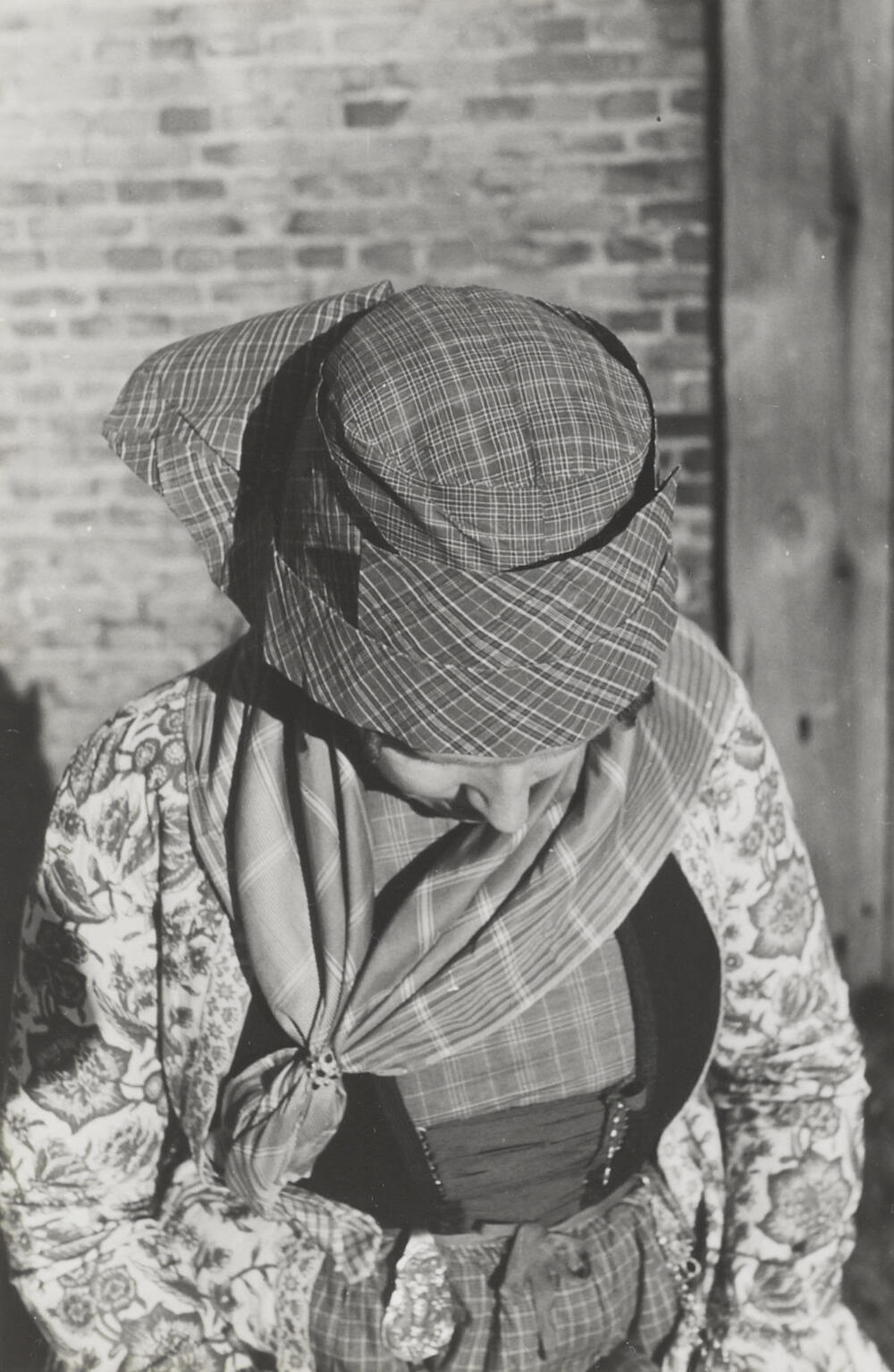 Jacomina van Elselo verkleed in Hindelooper dracht, 1943