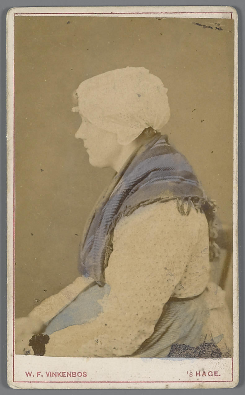 Vrouw in streekdracht uit Scheveningen, 1870–1896